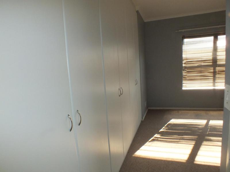 To Let 4 Bedroom Property for Rent in Van Riebeeckshof Western Cape